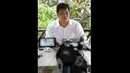 Zainal Tahir, pria yang mengaku sebagai pengambil gambar diduga Ketua KPK Abraham Samad dengan seorang wanita di kamar hotel, saat menggelar konferensi pers di Jakarta, Rabu (4/2/2015). (Liputan6.com/Andrian M Tunay)