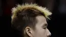 Gaya rambut dari ganda putra Indonesia, Marcus Gideon, saat melawan ganda Jerman pada Indonesia Masters 2019 di Istora Senayan, Jakarta, Rabu (23/1). Kevin / Marcus lolos ke 16 besar. (Bola.com/M. Iqbal Ichsan)