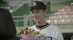 Dalam proyek debut dramanya Prison Playbook, Lee Do Hyun berperan sebagai pemain bisbol di sekolah menengah. Drama ini tayang pada 2017 lalu. (Foto: Instagram/ ldh_sky)