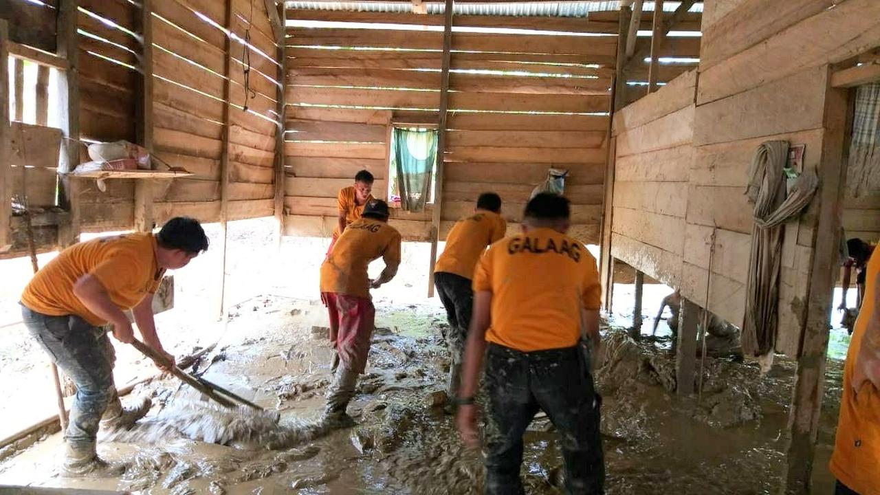 Pemukiman warga Desa Puuroda Kecamatan Uepai Konawe, penuh lumpur usai banjir, Rabu (19/6/2019).(Liputan6.com/Ahmad Akbar Fua)