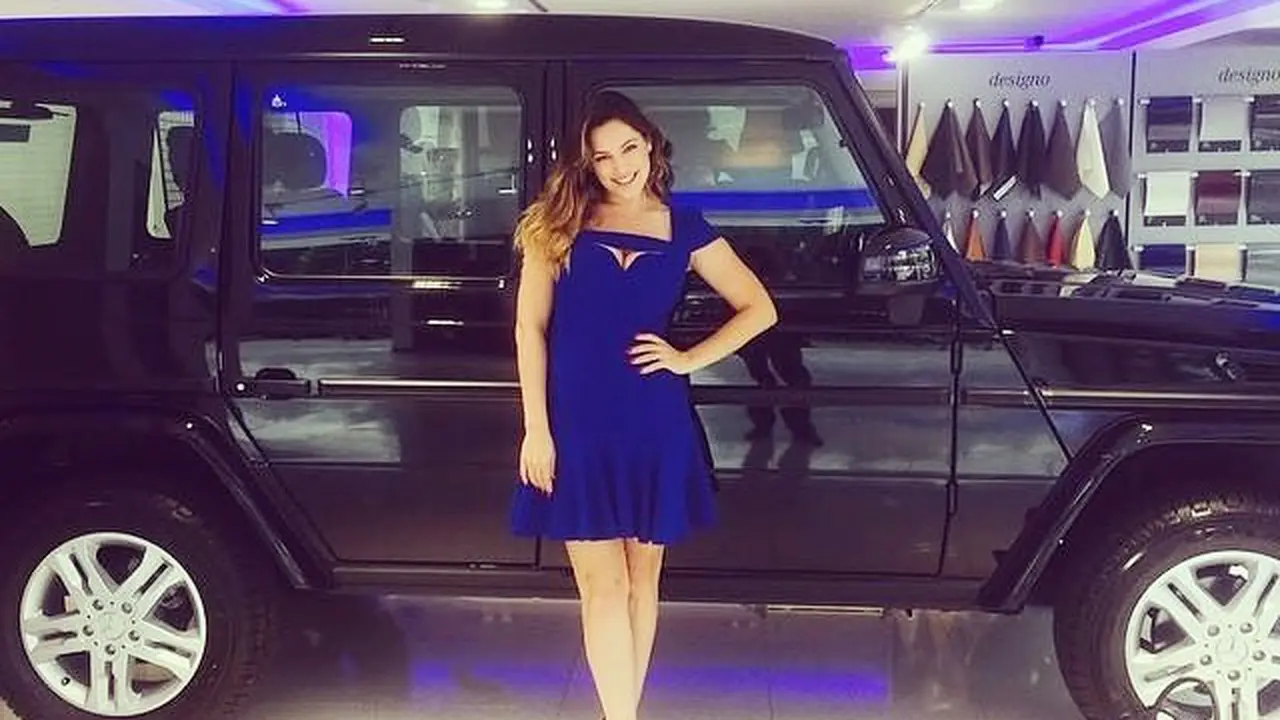 Seksinya Kelly Brook Saat Narsis di Mercy G-Class Baru