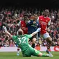 Bintang Manchester United (MU) Cristiano Ronaldo merayakan gol ke gawang Arsenal pada laga Liga Inggris 2021/2022 di Emirates Stadium, Sabtu (23/4/2022). (AFP/Glyn Kirk)