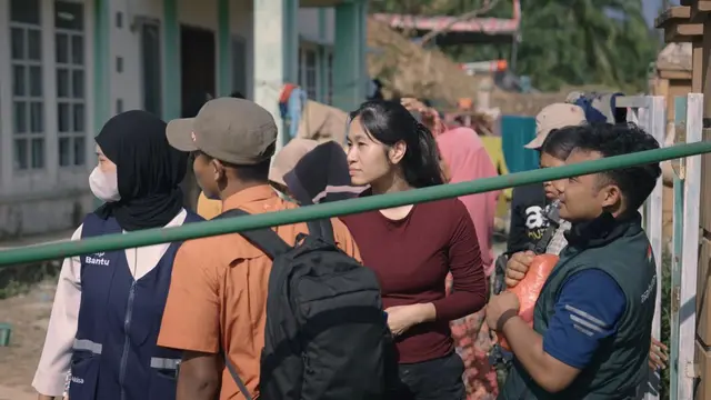 6 Potret Muthia Nadhira Istri Ferry Irwandi Ikut Jadi Relawan Banjir Sumatera