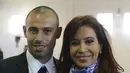 Presiden Cristina Fernandez de Kirchner berfoto bersama bek timnas Argentina, Javier Mascherano di Buenos Aires, Senin (14/7/14). (REUTERS/Argentine Presidency)