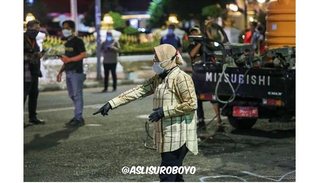 6 Potret Tri Rismaharini Pantau Pembenahan Fasilitas Umum Usai Demo, Sempat Geram