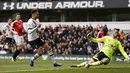 Pemain Tottenham Hotspur,  Dele Alli mengelabui kiper Manchester United, David De Gea pada lanjutan liga Inggris di Stadion White Heart Lane, Minggu (10/4/2016). Spurs menang3-0. (Reuters/John Sibley)