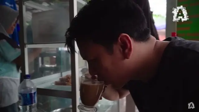 7 Momen Ariel Noah Ngopi di Warung Pinggir Jalan yang Tuai Banyak Sorotan