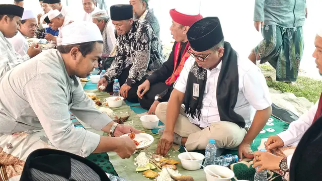Cagub Banten Andra Soni, Saat Bacakan Bersama Santri dan Ulama. (Rabu, 23/10/2024). (Istimewa).