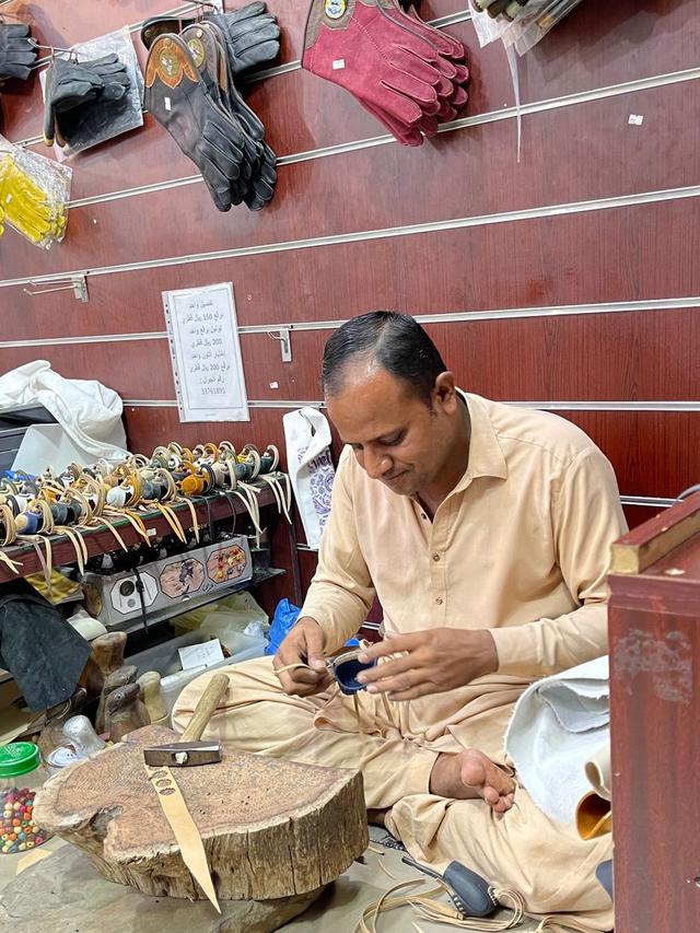 Pengrajin Helm Falcon