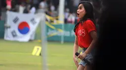 Personil JKT 48 saat menghibur peserta dan penonton sekaligus menutup sesi pertandingan di cabang olahraga Panahan Asian Games 2018 di Lapangan Panahan Gelora Bung Karno, Jakarta (28/08). (ANTARA FOTO/INASGOC/Mudak Yasin/bmz/18)