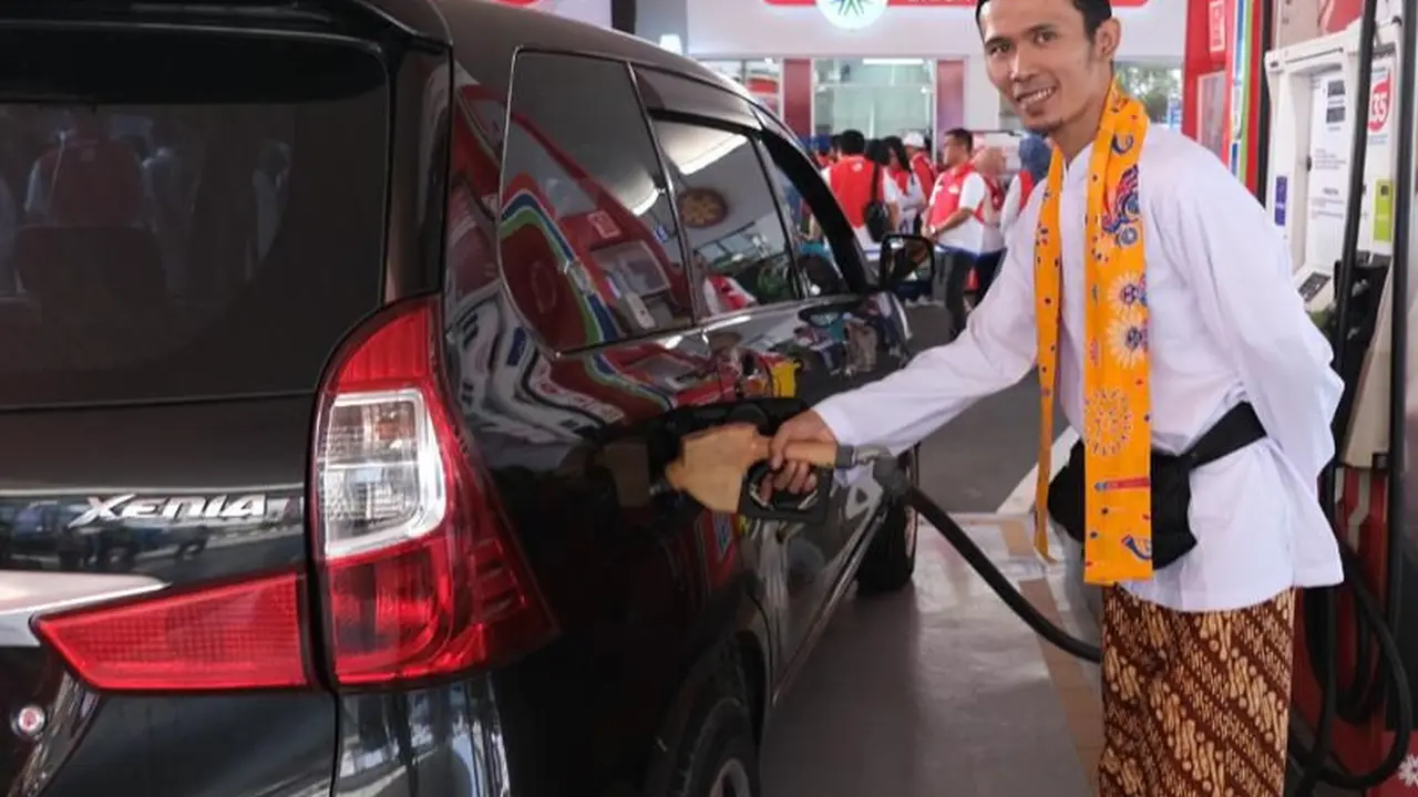 Pada peringatan Hari Pancasila 1 Juni 2023 ini PT Pertamina Patra Niaga melalui Regional Jawa Bagian Barat memberlakukan kebijakan menggunakan pakaian adat Indonesia bagi operator di 74 lokasi Stasiun Pengisian Bahan bakar Umum (SPBU). (dok Pertamina)