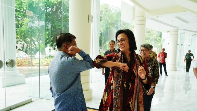 Keseruan Wapres Ma'ruf, Menkeu Sri Mulyani dan JK Praktikkan Salam Corona