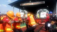 Daop 6 PT KAI menggelar lomba tarik lokomotif di Depo Lokomotif Yogyakarta, Rabu (21/8/2019). (Liputan6.com/ Switzy Sabandar)