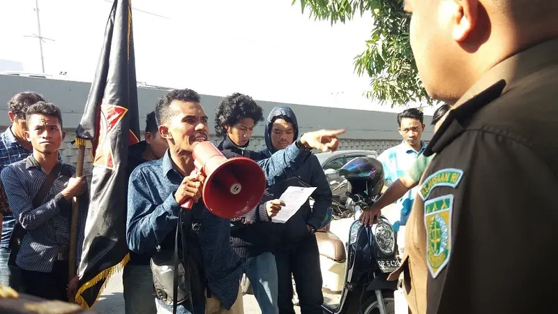 Pegiat anti korupsi mendukung Kejati Sulsel bongkar kasus dugaan korupsi proyek pembangunan jaringan pipa avtur milik PT. Pertamina di Makassar (Liputan6.com/ Eka hakim)