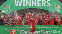 Liverpool merayakan keberhasilan menjuarai Carabao Cup 2023/2024 setelah mengalahkan Chelsea dalam laga final yang digelar di Stadion Wembley, Minggu (25/2/2024) malam WIB. (Glyn KIRK / AFP)