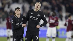 Pemain Manchester City, Phil Foden dan Erling Haaland setelah timnya hanya bermain imbang melawan West Ham United dalam laga Premier League 2025/2026, Minggu (15/3/2026) dini hari WIB. (Ian Kington / AFP)