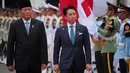 Kedua dijadwalkan akan melakukan pertemuan bilateral yang dirangkai dengan penandatanganan kerja sama kedua negara di bidang pertahanan. Tampak dalam foto, Menteri Pertahanan Republik Indonesia, Sjafrie Sjamsoeddin (kiri), bersama Menteri Pertahanan Jepang Shinjiro Koizumi memeriksa barisan kehormatan selama upacara penyambutan di Jakarta, Senin 4 Mei 2026. (AP Photo/Achmad Ibrahim)