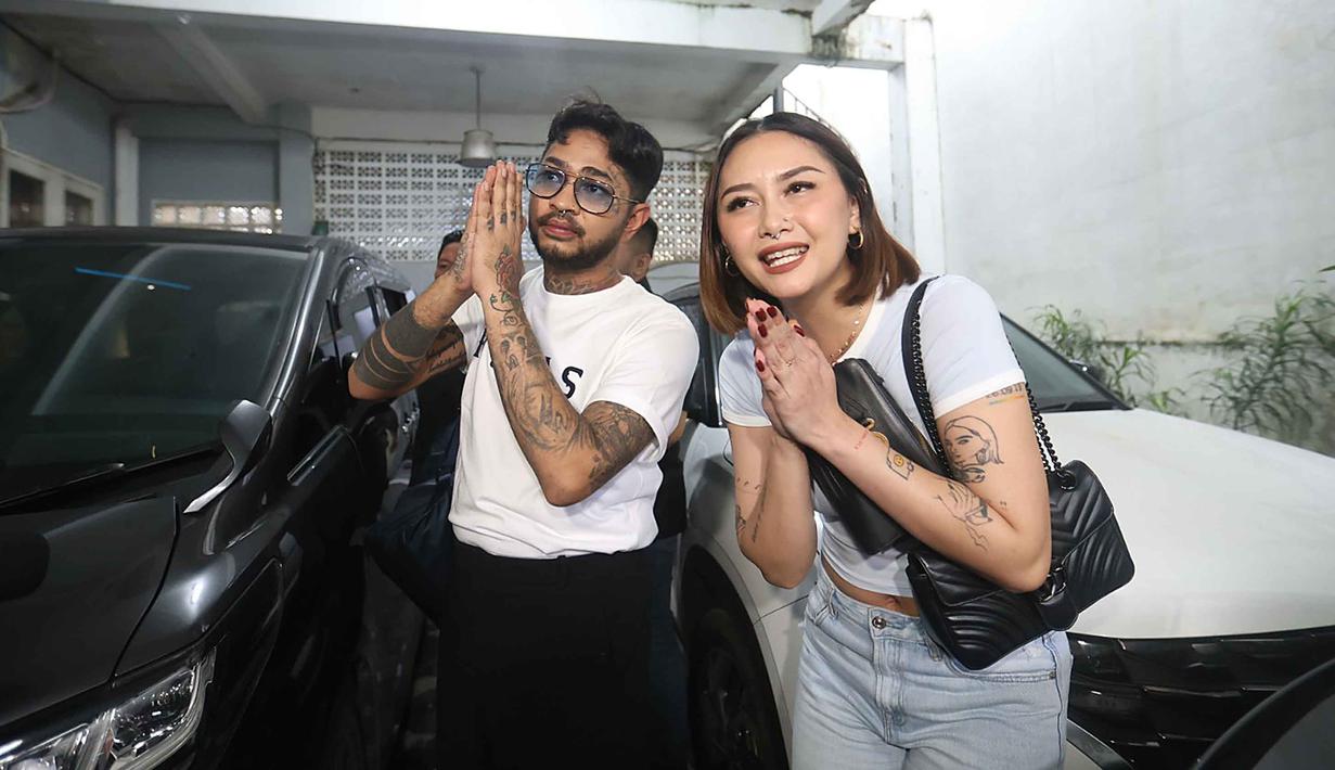 Sebelumnya Onadio Leonardo alias Onad terjerat kasus narkoba hingga harus menjalani rehabilitasi selama tiga bulan di salah satu panti rehabilitasi di kawasan Lebak Bulus, Jakarta Selatan. Tampak dalam foto, aktor sekaligus musisi, Onadio Leonardo atau akrab disapa Onad (kanan) bersama istrinya, Beby Prisillia sesaat sebelum meninggalkan panti rehabilitasi Yayasan Pemulihan Natura Indonesia di kawasan Lebak Bulus, Jakarta Selatan, Rabu (28/1/2026). (Kapanlagi.com/Budy Santoso)