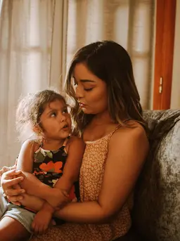 Anak sensitif dan mudah menangis hanya perlu bimbingan dari orang tua untuk membantu mengelola emosi mereka. Berikut caranya. (Foto: Unsplash.com/Omar Lopez).