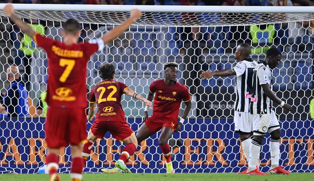 Pemain AS Roma Tammy Abraham (tengah) melakukan selebrasi usai mencetak gol ke gawang Udinese pada pertandingan Serie A Liga Italia di Olympic Stadium, Roma, Italia, 23 September 2021. AS Roma menang 1-0. (Alberto PIZZOLI/AFP)