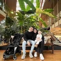 Penampilan Zaskia Sungkar selama liburan di Eropa bareng keluarga kecilnya mencuri perhatian. @zaskiasungkar15 @irwansyah_15.