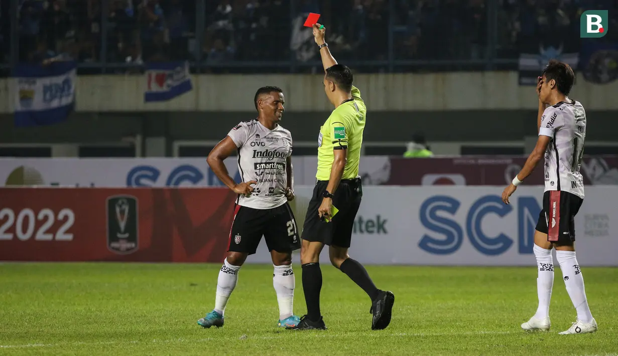 Pemain Bali United, Eber Bessa mendapatkan kartu merah dari wasit saat babak penyisihan Grup C Piala Presiden 2022 antara Persib Bandung melawan Bali United FC di Stadion Gelora Bandung Lautan Api, Bandung, Minggu (12/06/2022). (Bola.com/Bagaskara Lazuardi)