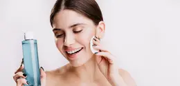 ilustrasi&nbsp;membersihkan wajah dengan micellar water/copyright freepik.com/lookstudio