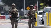 Marinir Amerika Serikat (AS) berjalan di tempat parkir Gedung Federal Wilshire di Los Angeles, California, pada 13 Juni 2025. (ETIENNE LAURENT/AFP)