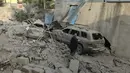 Beberapa mobil hancur akibat serangan udara militer Israel di Gaza, (31/7/2014). (REUTERS/Mohammed Salem)