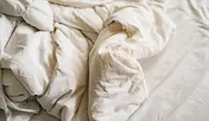 5 Penyebab Sprei Terasa Lembap Meski Tidak Terkena Air, Efeknya Tidak Main-Main