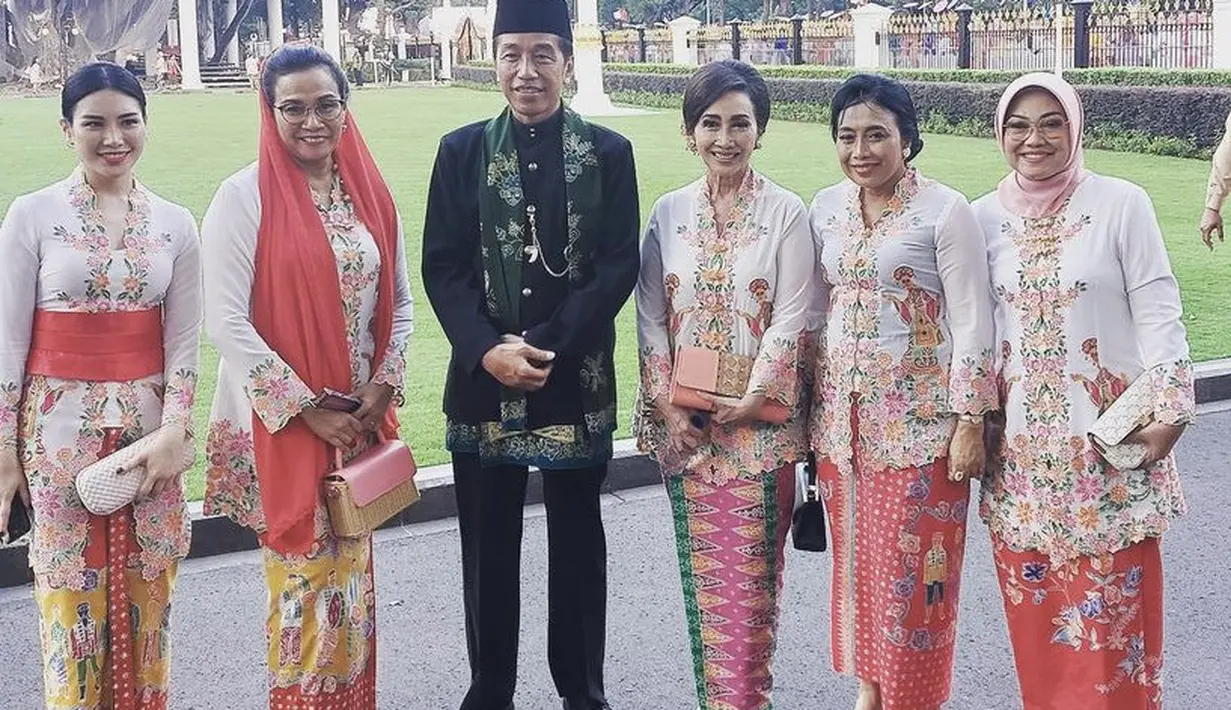 Melengkapi penampilan, Angela membawa clutch warna nude dengan mengenakan heels warna serasi. Serta anting-anting keemasan.  [Instagram/@angelatanoesoedibjo]