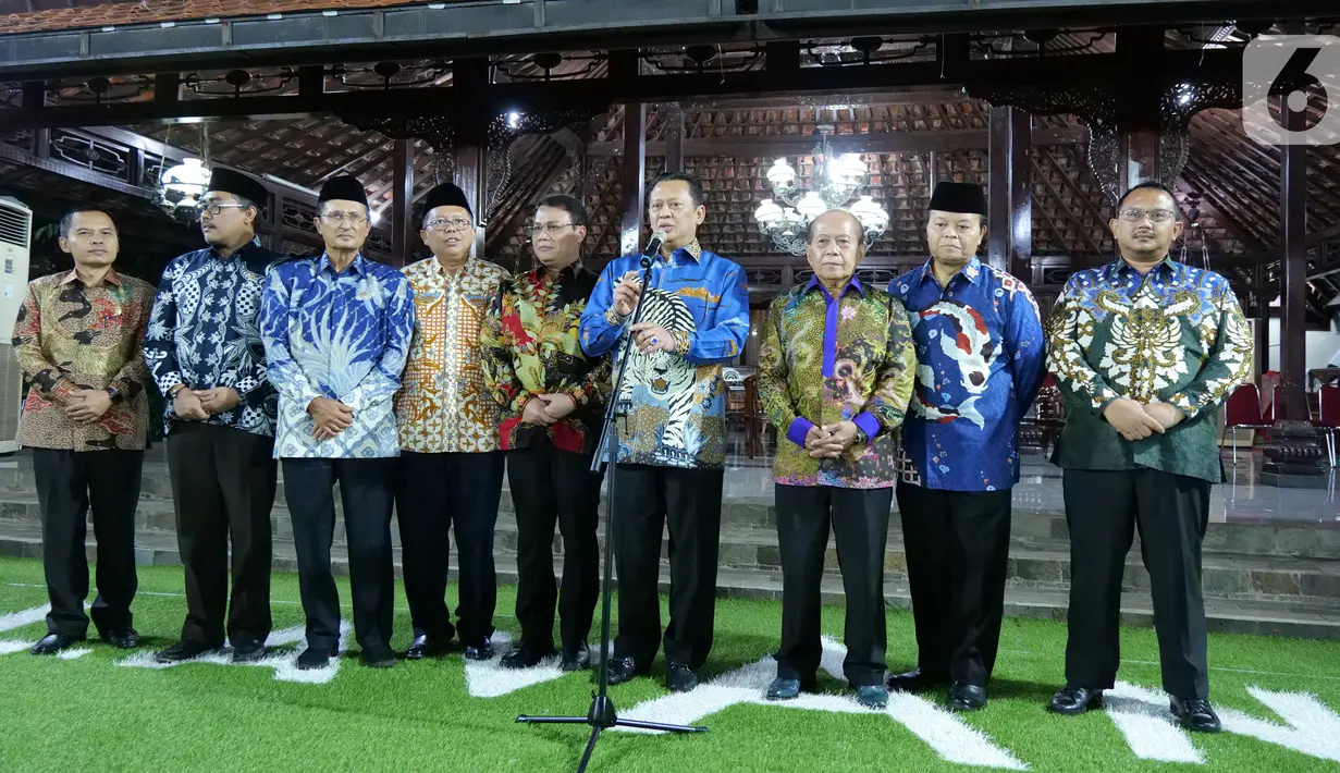 Ketua MPR Bambang Soesatyo bersama pimpinan lainnya saat memberikan keterangan terkait pengantaran undangan pelantikan Presiden dan Wapres periode 2019-2024 ke kediaman Presiden ke-6 Susilo Bambang Yudhoyono di Puri Cikeas, Bogor, Jawa Barat, Rabu (16/10/2019).  (Liputan6.com/Herman Zakharia)