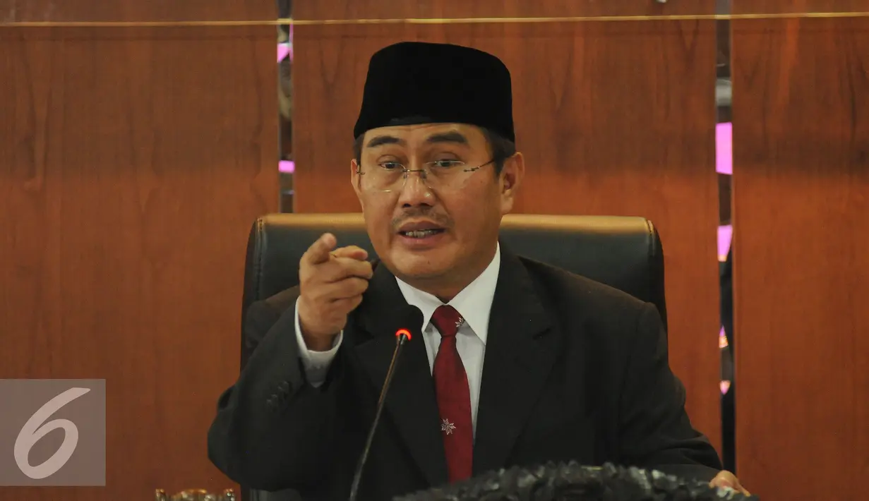 Ketua DKPP, Jimly Asshiddqie saat memimpin pembacaan sembilan putusan terkait Pilkada di Gedung DKPP Jakarta, Rabu (18/11). Sidang juga dilakukan di kantor Bawaslu setempat dengan teknologi video conference. (Liputan6.com/Helmi Fithriansyah)  