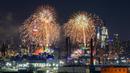 Pertunjukan kembang api untuk merayakan Hari Kemerdekaan Amerika Serikat yang jatuh pada 4 Juli digelar di New York, AS, Senin (29/6/2020). Pertunjukan Macy's 4th of July tahun ini tidak diinformasikan sebelumnya guna mencegah berkumpulnya penonton selama pandemi COVID-19. (Xinhua/Zhou Huanxin)