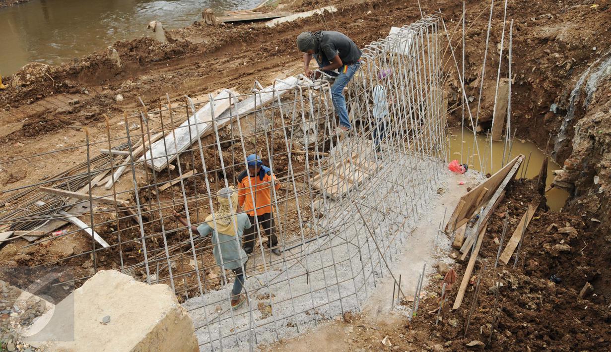 Pekerja menyelesaikan pembangunan jalan Inspeksi di kawasan kali Ciliwung Kalibata, Jakarta, Rabu (30/11). Proyek tersebut selain dapat mempermudah normalisasi sungai serta dapat menjadi alternatif bagi pengguna jalan.  (Liputan6.com/Gempur M Surya)
