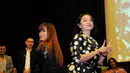 Angel Cherrybelle dan Zaskia Gotik saat hadir di acara jumpa wartawan di SCTV Tower, Senayan, Jakarta, Senin (5/1/2015). (Liputan6.com/Faisal R Syam)