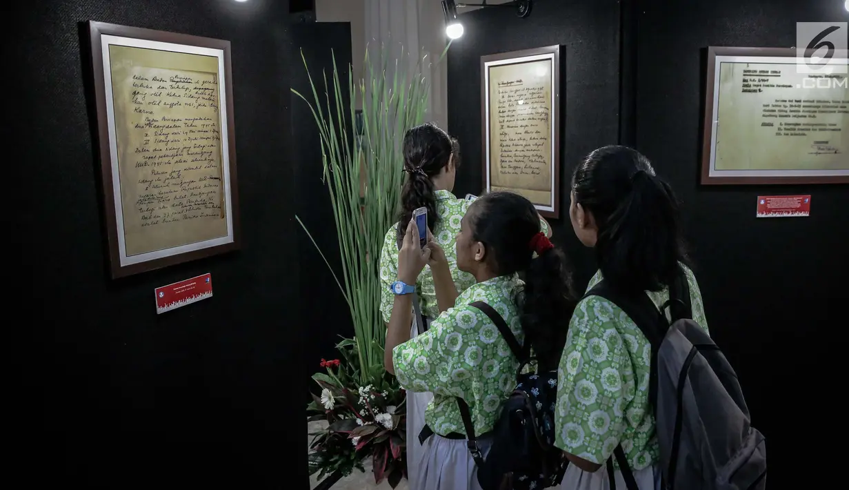 Sejumlah anak sekolah melihat pameran lahirnya Pancasila di Museum Nasional, Jakarta, Jumat (2/6). Pameran digelar dari 2 hingga 15 Juni 2017, sebagai rangkaian kegiatan hari kelahiran Pancasila yang jatuh tanggal 1 Juni. (Liputan6.com/Faizal Fanani)