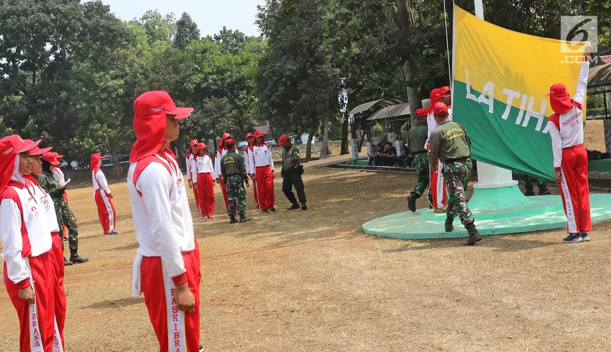 Sejumlah calon anggota Pasukan Pengibar Bendera (Paskibra) Nasional 2019 mengikuti latihan pengibaran bendera di Lapangan PPPON Cibubur, Jakarta, Selasa (30/7/2019). Hari ke-3 diklat, calon Paskibraka berlatihan formasi baris-berbaris, pengibaran dan penurunan bendera. (Liputan6.com/Herman Zakharia)