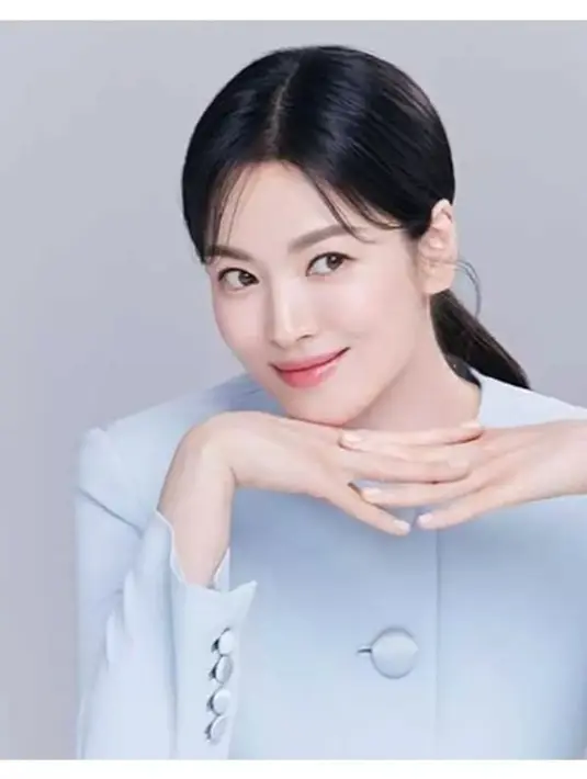 Atau foto dirinya mengenakan set workwear berwarna biru muda ini. Rambutnya ditata gaya sleek dengan low ponytail, Song Hye Kyo tampil mengenakan atasan cropped structured top dengan celana panjangnya yang serasi. Foto: Instagram.