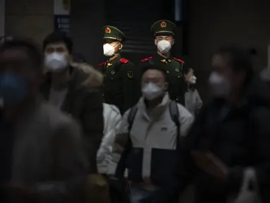 Polisi paramiliter China berjaga di Stasiun Kereta Api Barat Beijing di Beijing, Rabu, 18 Januari 2023. China pada Desember mencabut kebijakan "nol-COVID" yang ketat, melepaskan gelombang keinginan perjalanan yang terpendam, terutama di sekitar waktu terpenting China untuk pertemuan keluarga, yang disebut di China sebagai Festival Musim Semi, yang mungkin satu-satunya waktu di satu tahun ketika pekerja perkotaan kembali ke kampung halaman mereka. (AP Photo/Mark Schiefelbein)