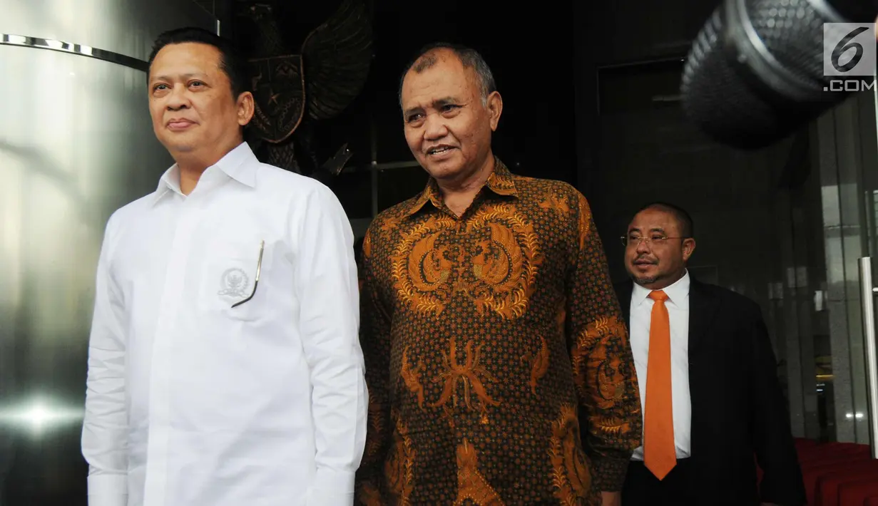 Ketua DPR Bambang Soesatyo (kiri) didampingi Pimpinan KPK, Agus Rahardjo usai melakukan petemuan tertutup di KPK, Jakarta, Senin (12/3). Dalam petemuan tersebut melaporkan hasil kenerja KPK selama 2017. (Merdeka.com/Dwi Narwoko)