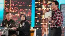 Basuki T Purnama (Ahok) menjawab pertanyaan dari pasanganya lawannya saat debat kedua Cagub DKI-Jakarta, Jumat (27/1). Saling serang antar pasangan calon mulai terjadi pada debat cagub DKI Jakarta 2017 putaran kedua kali ini. (Liputan6.com/Faizal Fanani)