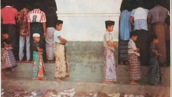 Heboh, Bocah Salah Menghadap Kiblat Saat Salat Jumat!