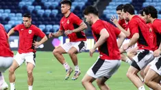 Para pemain Indonesia melakukan peregangan selama sesi latihan di Stadion Allianz, Sydney pada 19 Maret 2025. (DAVID GRAY/AFP)