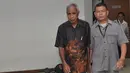Terdakwa Bupati Biak Numfor, Yesaya Sombuk saat memasuki ruang sidang di Pengadilan Tipikor, Jakarta, Rabu (29/10/2014). (Liputan6.com/Miftahul Hayat)