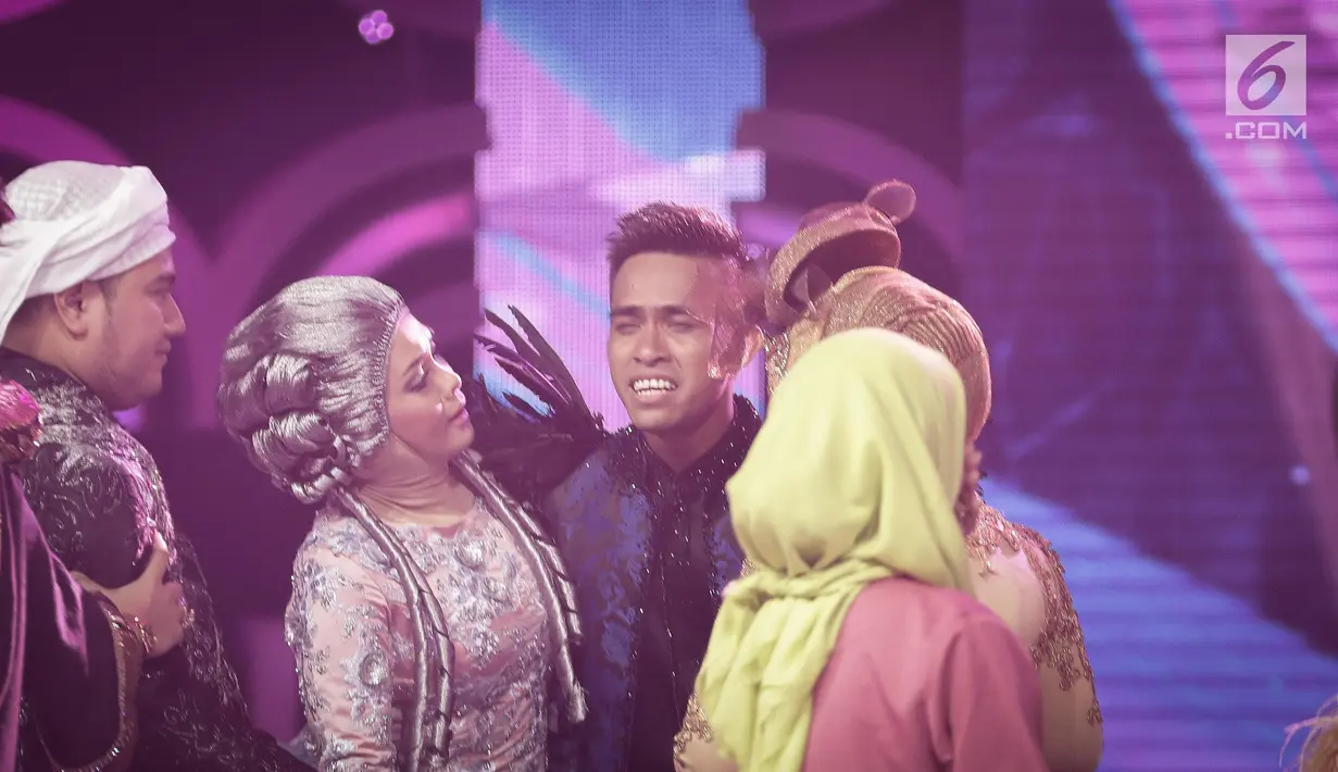 Para juri memberi selamat kepada Fildan usai pengumuman pemenang Dangdut Academy 4 atau D'Academy 4 di Studio 5 Indosiar, Jakarta, Jumat (19/5). Fildan juga berhak menerima rekaman untuk sebuah single lagu. (Liputan6.com/Faizal Fanani)
