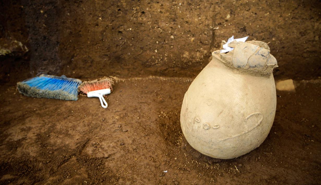 Artefak yang ditemukan di pemakaman berusia lebih dari 1.200 tahun di lokasi pembangunan Stadion Bisbol Nasional yang baru di Managua, Nikaragua, Selasa (20/6). Di makam itu terdapat sisa-sisa kerangka manusia dan terdapat banyak tembikar. (INTI OCON/AFP)