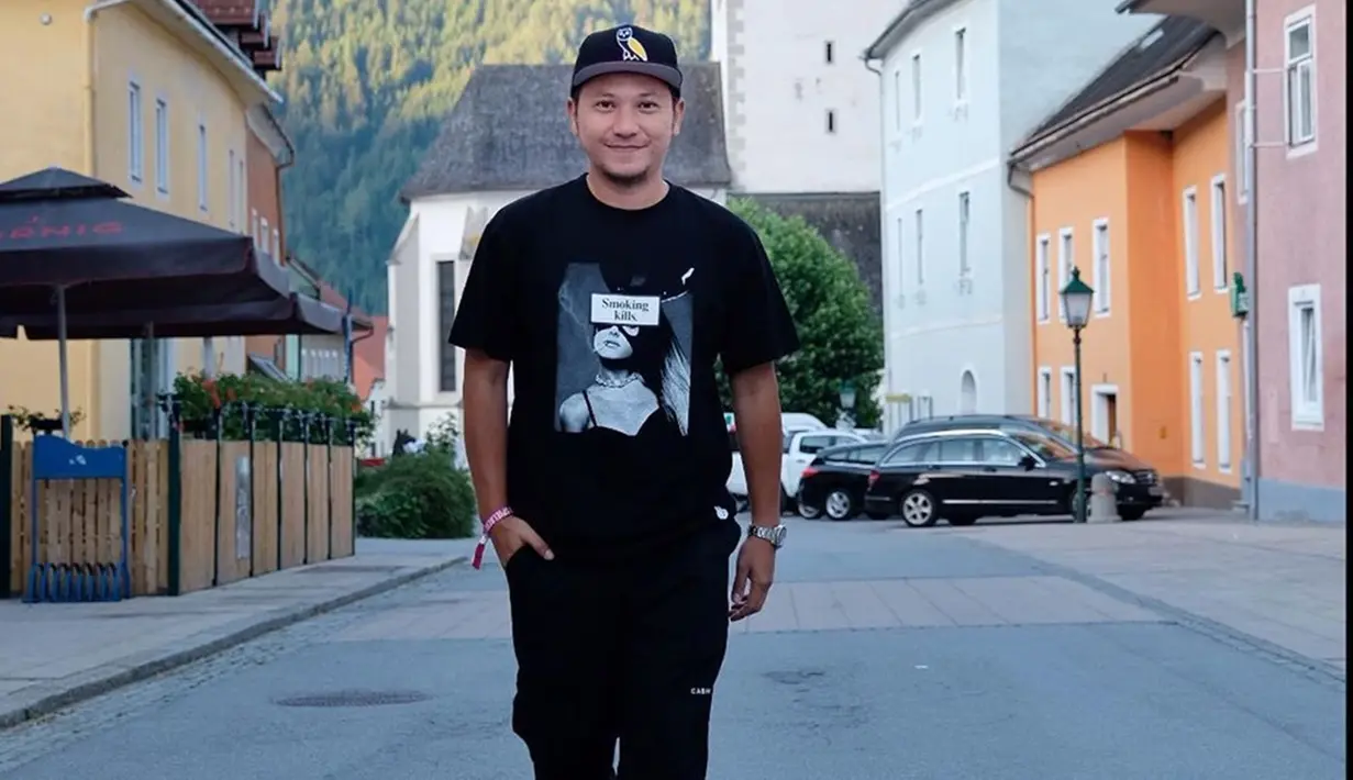 Gading Marten cukup sering memadukan kaos berlengan pendek dengan celana jeans dan juga sneakers. Gaya santai Gading tersebut memang cocok dikenakan waktu berlibur. (Liputan6.com/IG/@gadiiing)