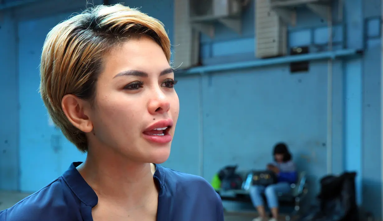 "Nama baik yang mana yang dicemarkan, itu yang jadi pertanyaan? itu yang dilaporkan atas dasar apa, bagaimana, kenapa," kata Nikita Mirzani Senin (15/1/2018). (Nurwahyunan/Bintang.com)