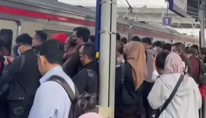 Penumpang Menumpuk di Stasiun Depok Baru usai 7 Perjalanan KRL Dibatalkan